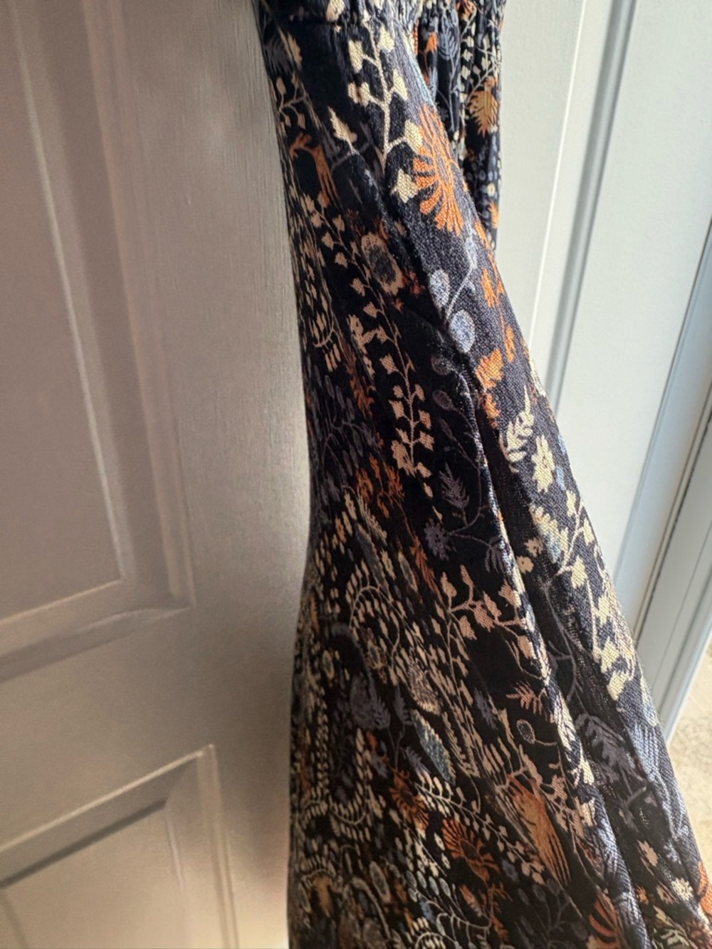 Evereve Roan + Ryan Chloe V-Neck Jumpsuit in Navy, Rust and Cream Paisley Floral - Picture 3 of 6